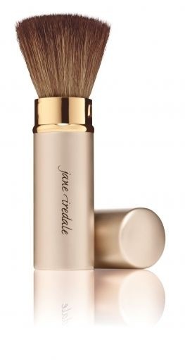 jane iredale -Retractable The Handi Brush Ein flachköpfiger, langhaariger Puderpinsel aus Ziegenhaar